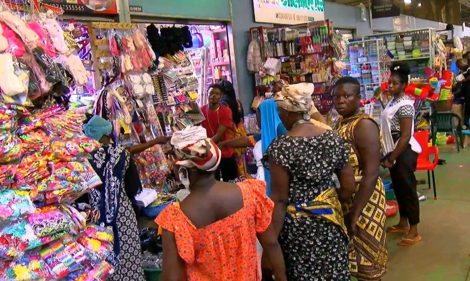 Ghana market traders and customers